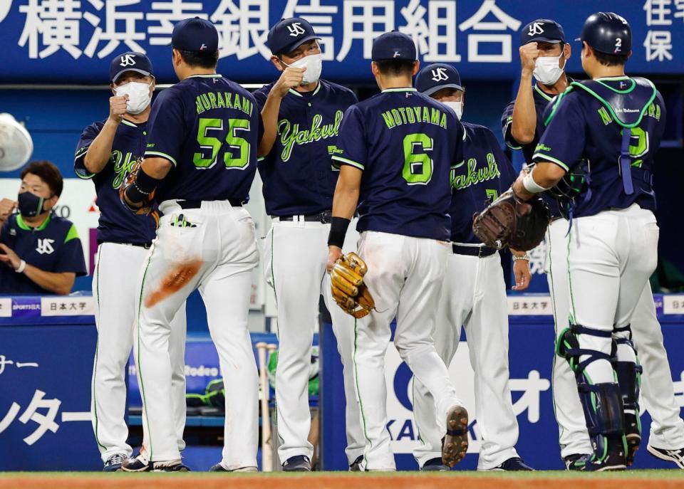 ５連勝を飾り、ナインを迎えるヤクルト・高津監督（左から２人目）＝横浜