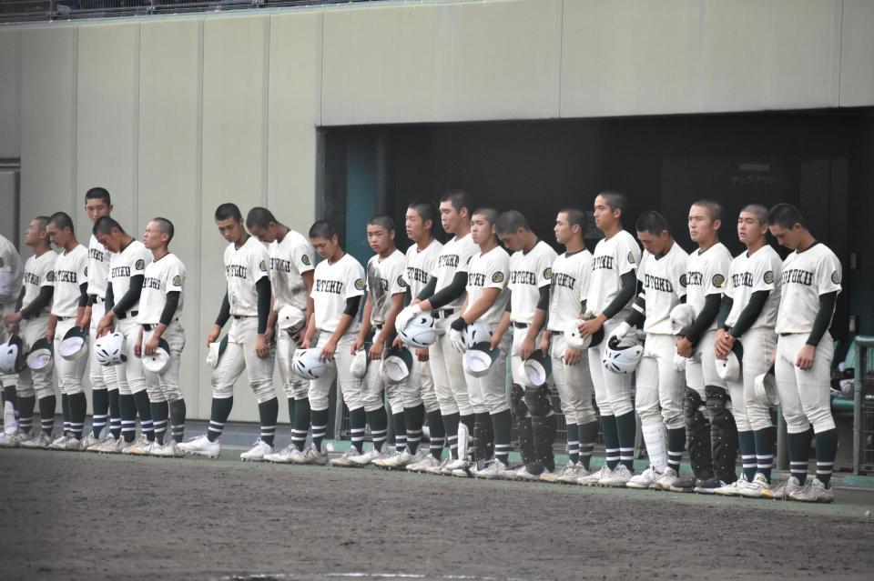 延長十回の末敗れ、肩を落とす報徳学園ナイン