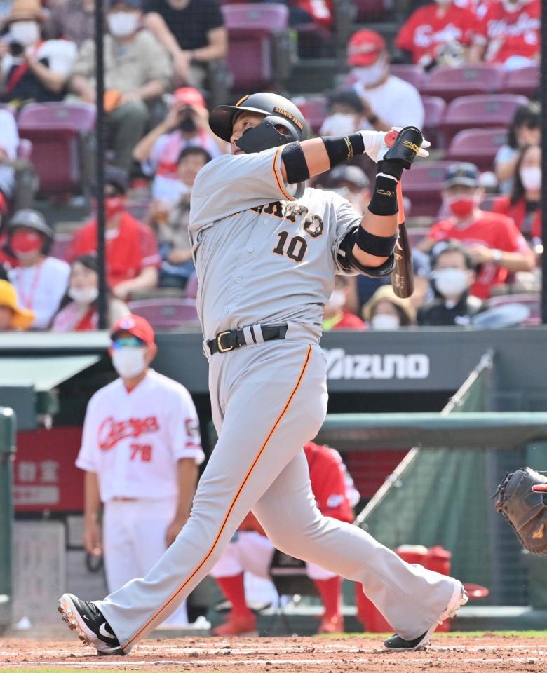 ２回、中田が左中間へ先制２ランを放つ
