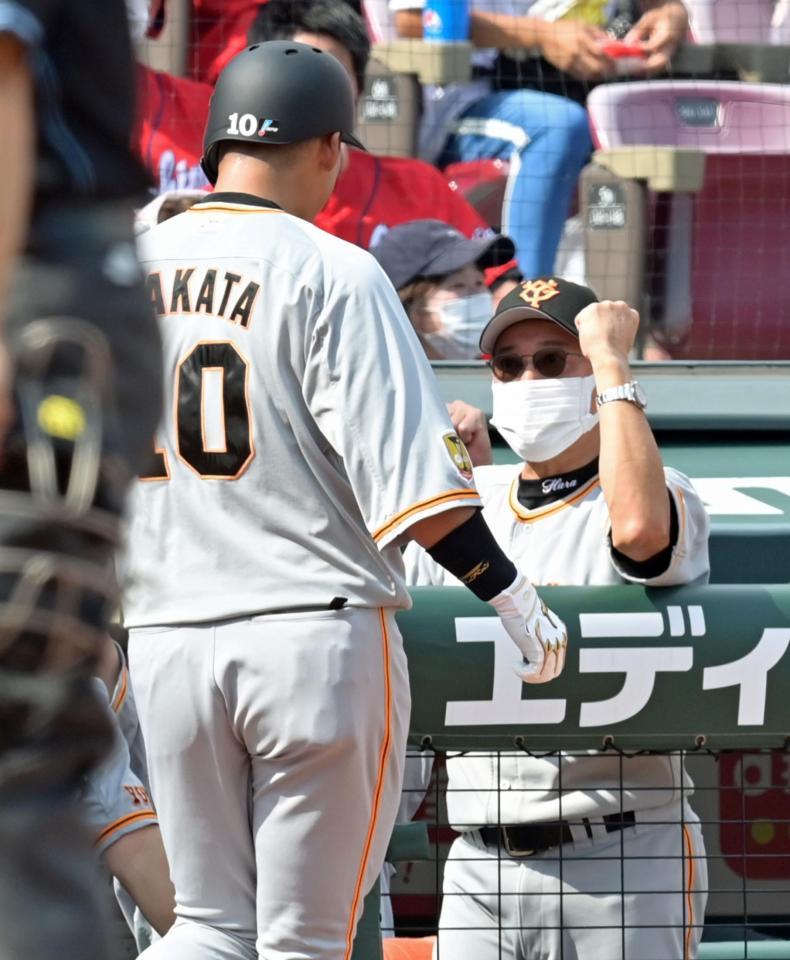 ２回、先制２ランを放った中田（左）を迎える原監督（撮影・立川洋一郎）