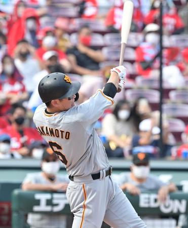 ３回表巨人２死三塁、左翼スタンドへ２ランを放つ巨人・坂本勇人＝マツダスタジアム（撮影・立川洋一郎）