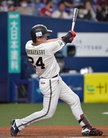 ３回、左翼へ同点となるソロを放つ紅林（撮影・神子素慎一）