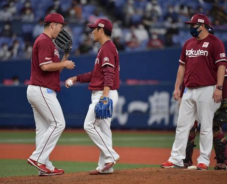 ８回、降板する楽天・則本昂＝京セラドーム大阪（撮影・神子素慎一）