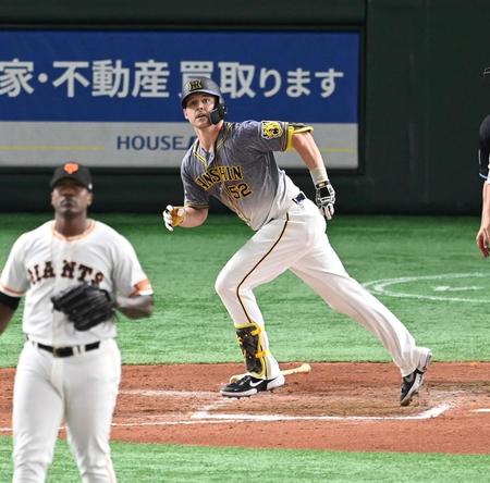 　９回、巨人・ビエイラから同点タイムリー二塁打を放つ阪神・サンズ＝東京ドーム（撮影・飯室逸平）