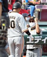 　中田（左）を迎える原監督