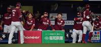 ４回、勝ち越しにわく楽天ベンチ＝京セラドーム大阪（撮影・神子素慎一）