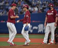 ８回、降板する楽天・則本昂＝京セラドーム大阪（撮影・神子素慎一）