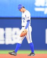 　７回、自身の悪送球で得点を許しうつむくＤｅＮＡ・森＝横浜スタジアム（撮影・高石航平）