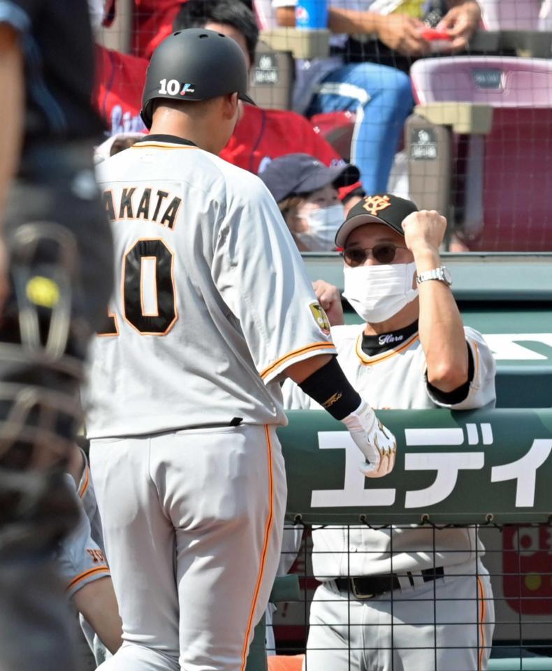 　中田（左）を迎える原監督