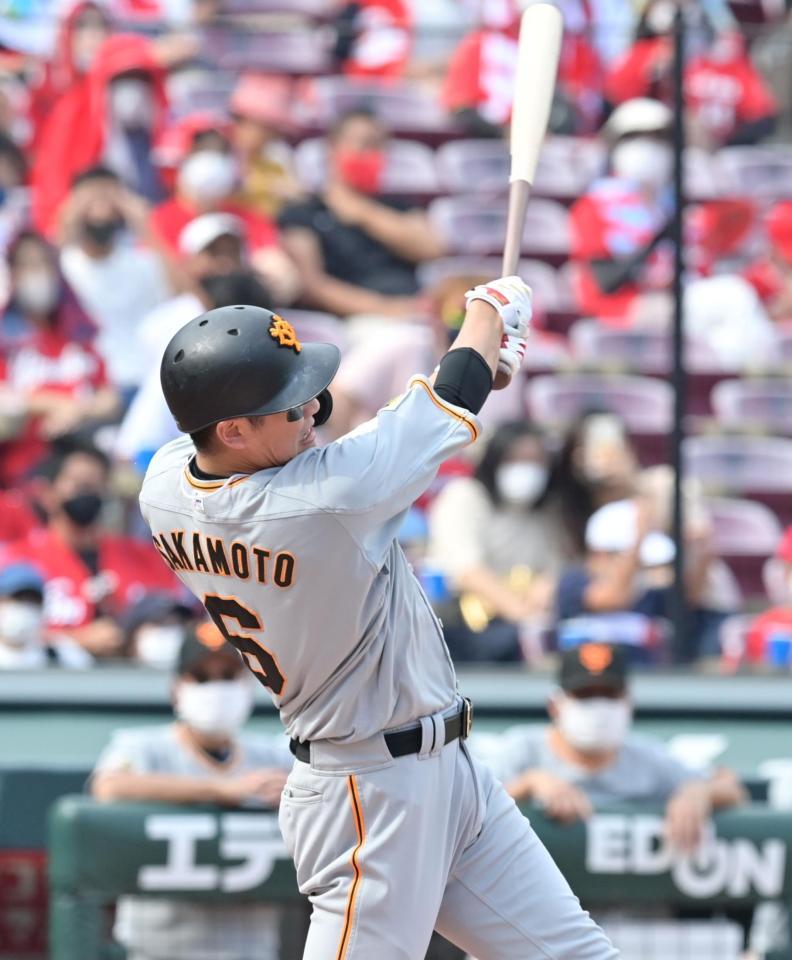 ３回表巨人２死三塁、左翼スタンドへ２ランを放つ巨人・坂本勇人＝マツダスタジアム（撮影・立川洋一郎）