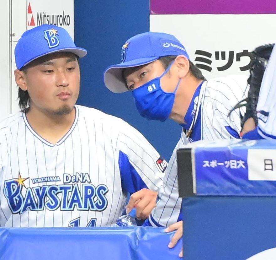 　４回を投げ終えた先発の石田（左）に声をかける三浦監督（撮影・堀内翔）