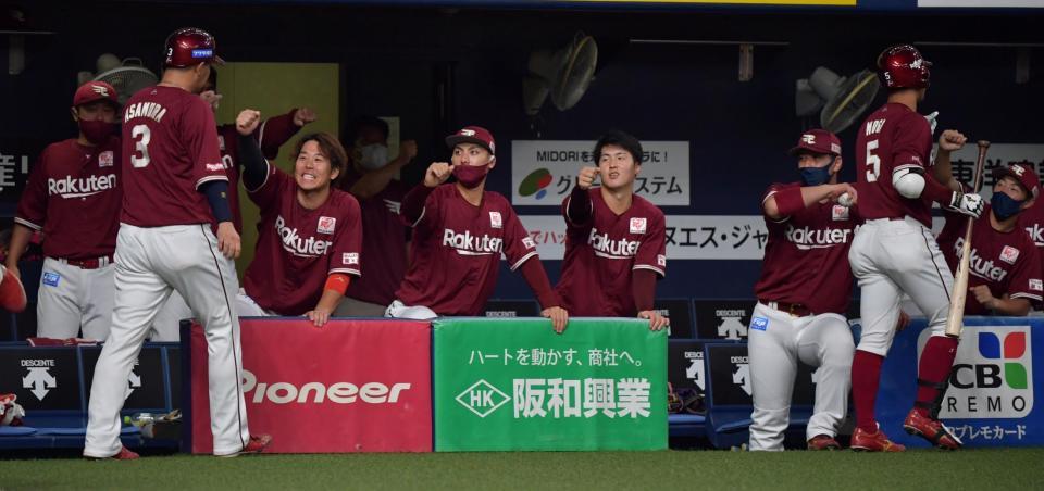 ４回、勝ち越しにわく楽天ベンチ＝京セラドーム大阪（撮影・神子素慎一）