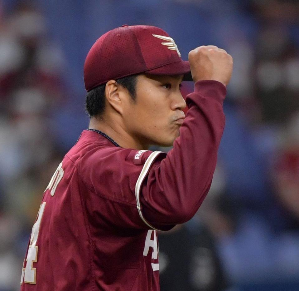 ６回、オリックス・西村を併殺に打ち取った楽天・則本はガッツポーズ＝京セラドーム大阪（撮影・神子素慎一）