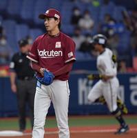 　１回、宗に先制ソロを許した岸（撮影・神子素慎一）