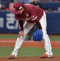 　６回、Ｔ－岡田に四球を与えた岸はヒザに手を添えがっくり（撮影・神子素慎一）