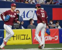 　６回、降板する岸（撮影・神子素慎一）