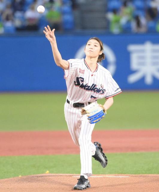 【写真】池江璃花子　野球ユニも似合ってる、首位ヤクルト戦でノーバン始球式