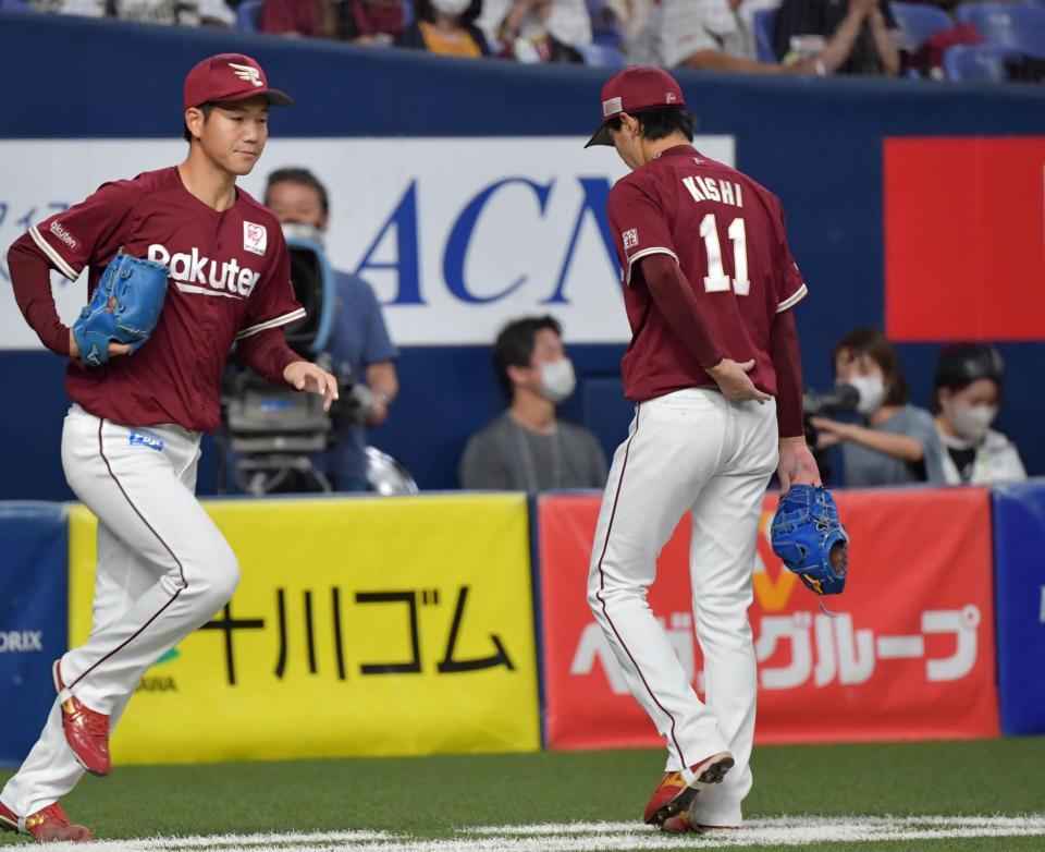 　６回、降板する岸（撮影・神子素慎一）