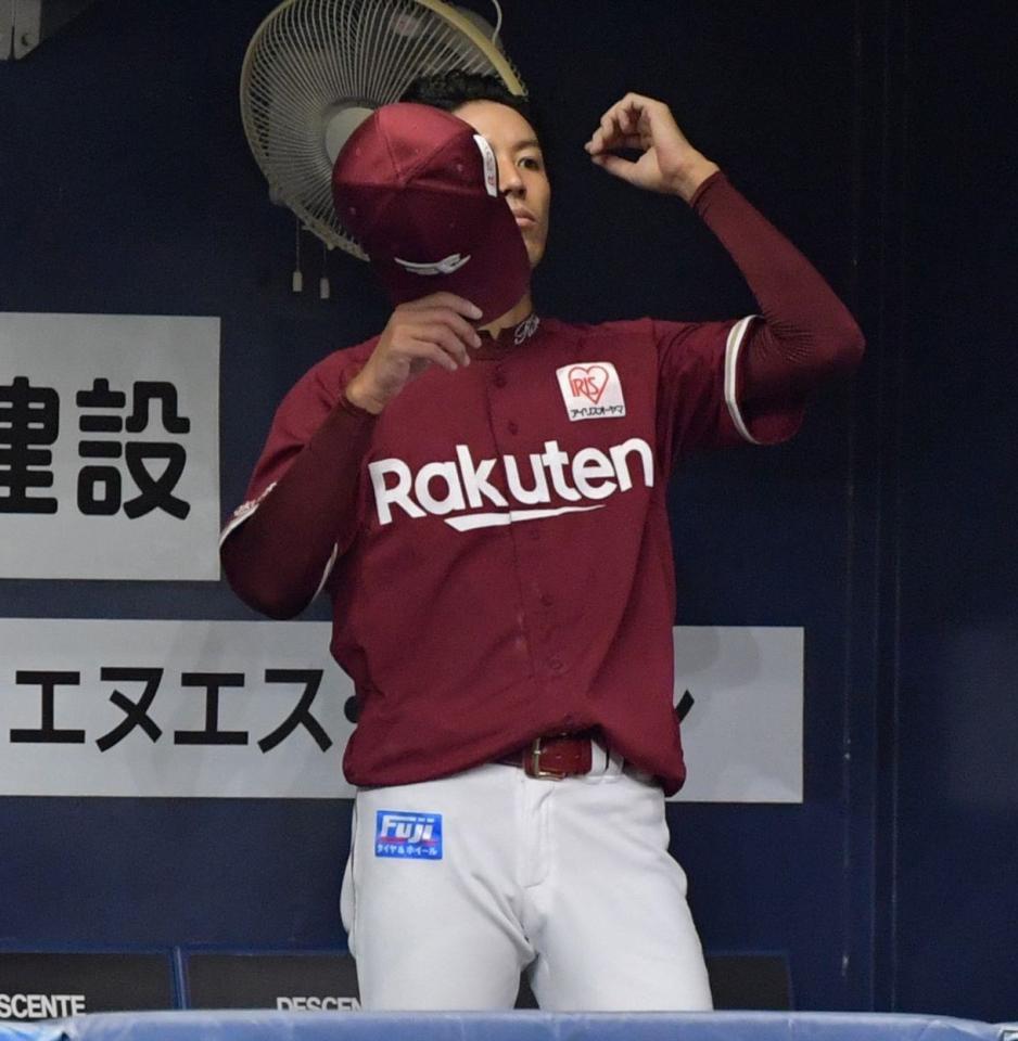 　降板しベンチでさえない表情の岸（撮影・神子素慎一）