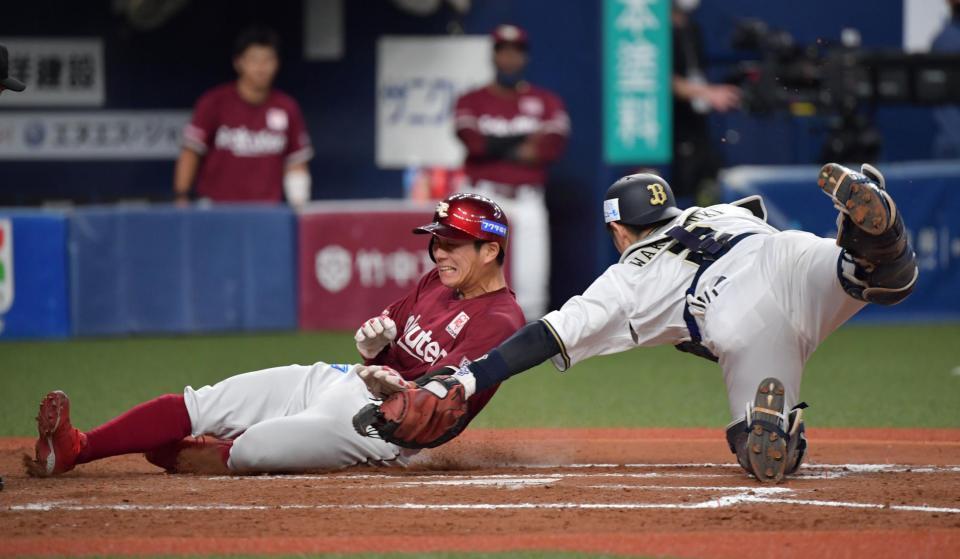 ８回オリックス２死一塁、楽天・茂木栄五郎の二塁打で一走・楽天・岡島豪郎は一気に本塁を狙うがタットアウト。捕手・オリックス・若月健矢＝京セラドーム大阪（撮影・神子素慎一）