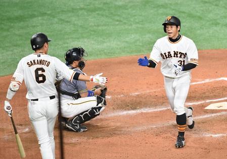 ６回、ソロを放ち、坂本（左）に祝福される松原（撮影・西岡正）