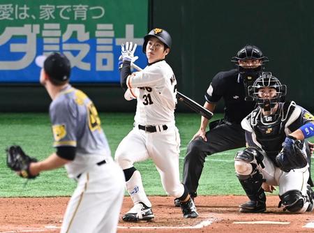 　６回、１１号ソロを放つ松原（撮影・飯室逸平）