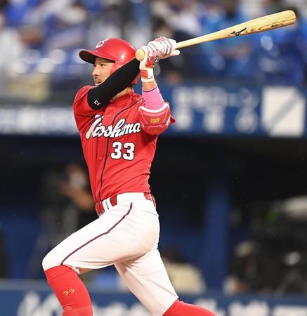 　９回、勝ち越し２点適時打を放つ菊池涼（撮影・高石航平）