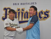 小川博文監督（左）と会見に出席したたむらけんじ＝京セラドーム大阪（撮影・神子素慎一））