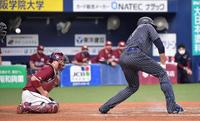 ７回、打者・モヤの時、田中将のワイルドピッチでオリックスが先制（撮影・神子素慎一）