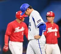 　９回、鈴木誠に同点適時打を許しうなだれる山崎（撮影・高石航平）