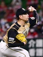 　ソフトバンク打線相手に力投する加藤