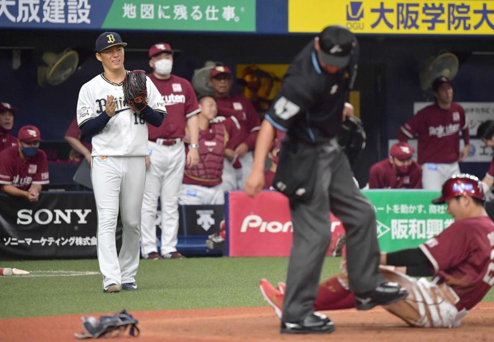 　　８回、茂木に二塁打を許すも中継プレーでピンチをしのぎ喜ぶ山本。手前はアウトになった一走・岡島（撮影・神子素慎一）