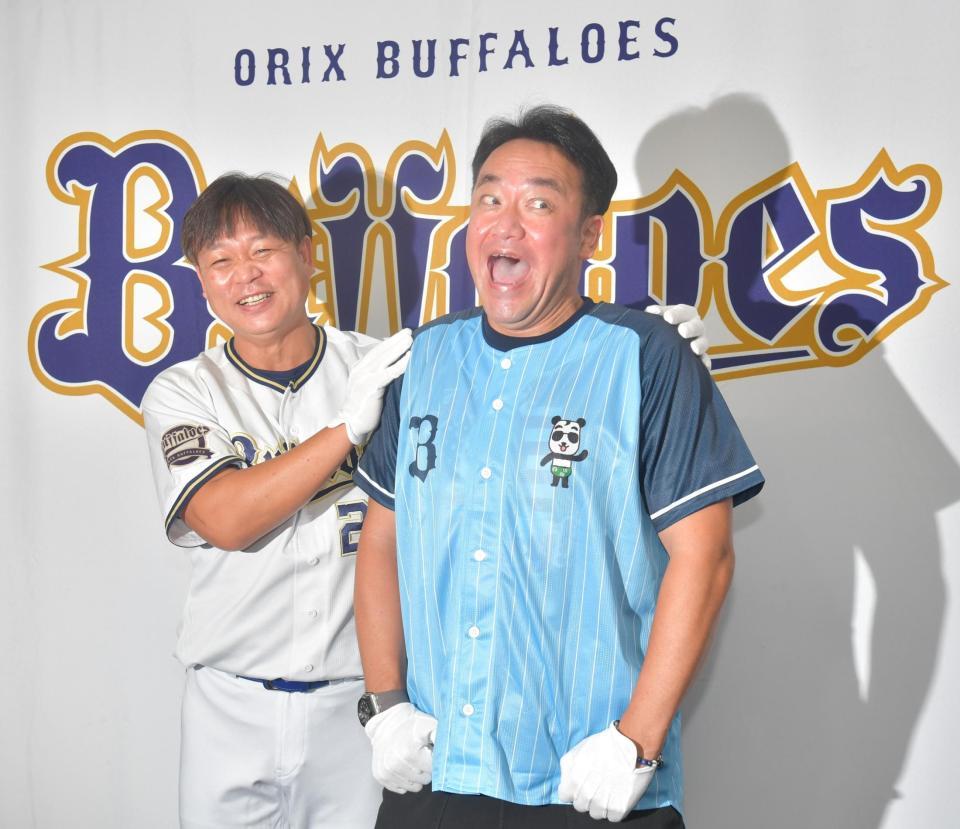 小川博文監督（左）と会見に出席したたむらけんじ＝京セラドーム大阪（撮影・神子素慎一）