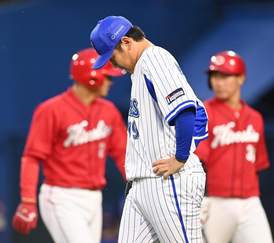 　９回、鈴木誠に同点適時打を許しうなだれる山崎（撮影・高石航平）