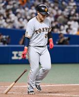 ９回、好機で二飛に倒れた岡本和