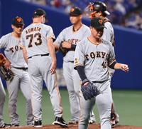 ８回、うつむいて降板する中川