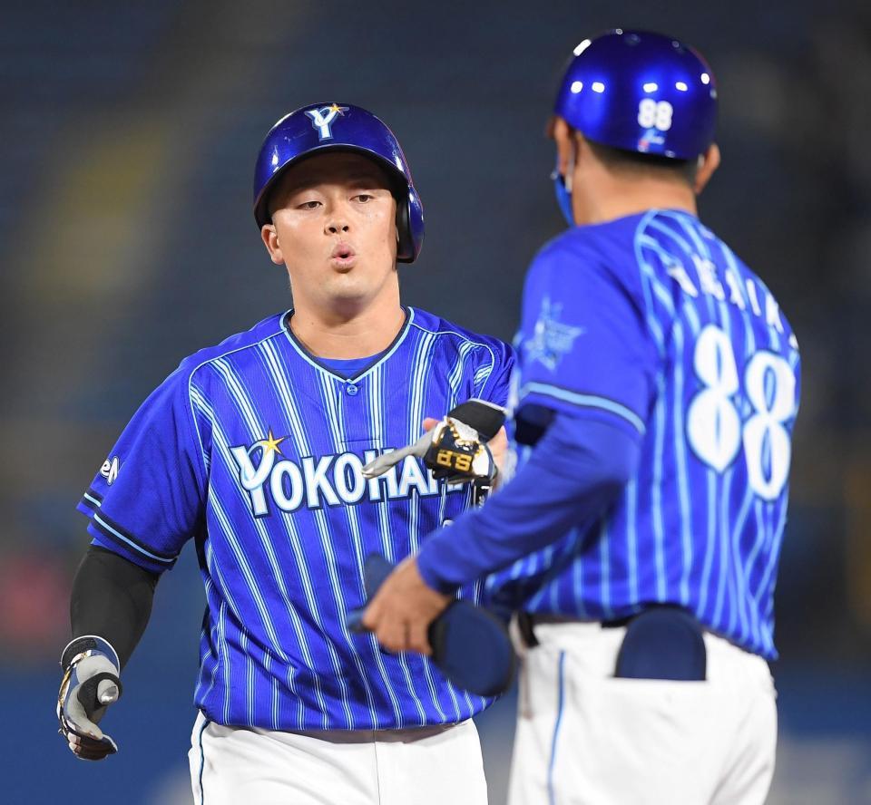 ２回、中前安打を放った牧（左）（撮影・伊藤笙子）