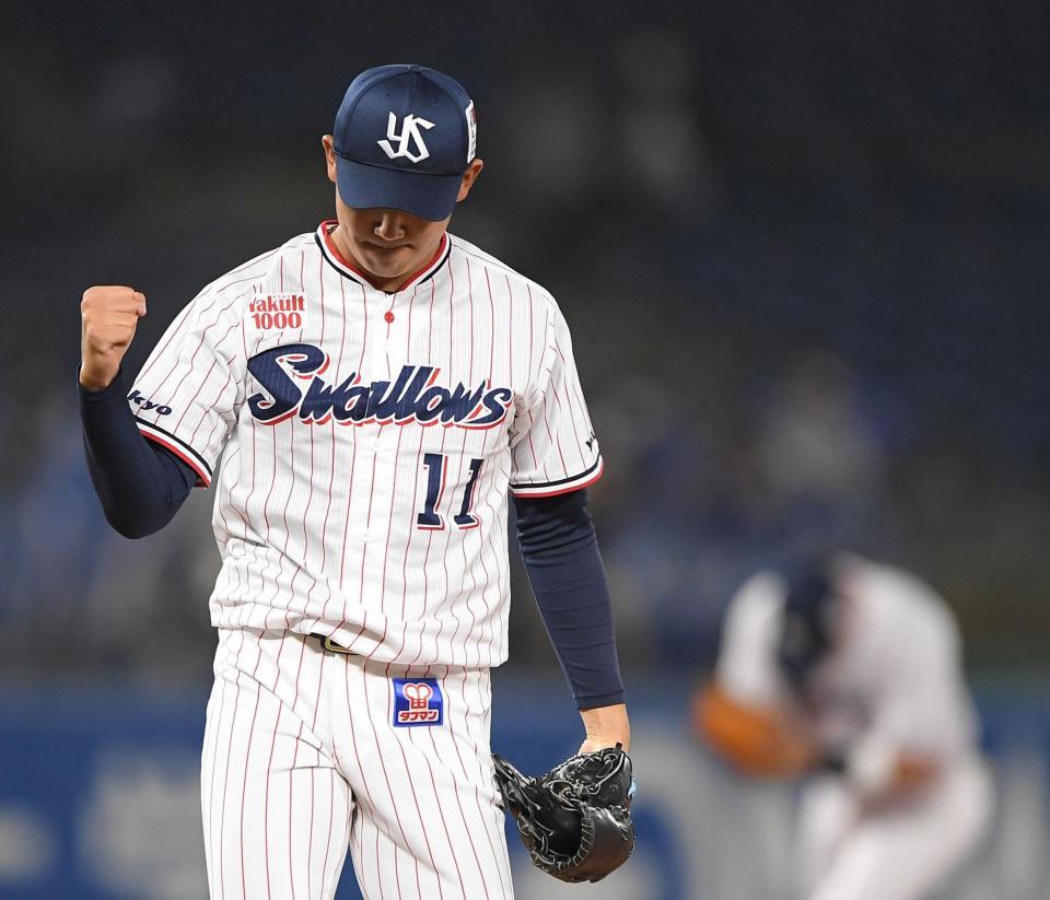 ３回、三塁手・村上（右奥）の失策でピンチを背負うも、佐野を三振に抑えて拳を握る奥川（撮影・伊藤笙子）