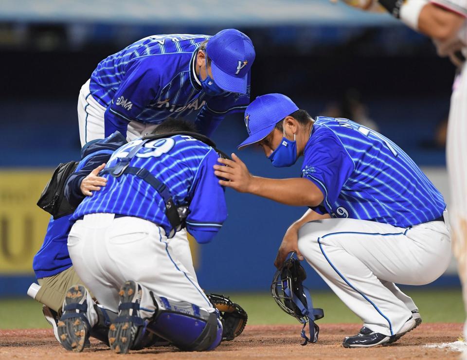 ６回、村上のファウルが顔面に直撃した伊藤（左下）を心配そうに見つめる三浦監督（左上）と新沼バッテリーコーチ（撮影・伊藤笙子）