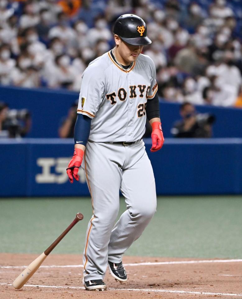 ９回、好機で二飛に倒れた岡本和