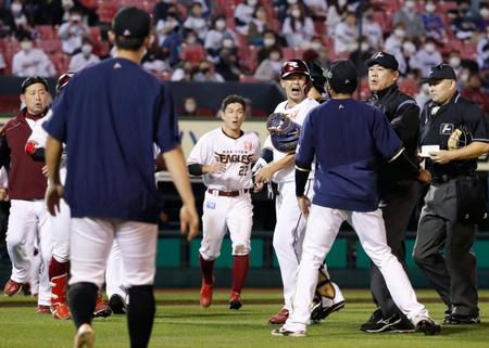 　８回、楽天・浅村（右から４人目）が死球を受けた後、入り乱れる両軍ナイン