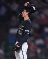 　２回、加藤に先制の左越え２ランを打たれ、ぼう然と打球を見送る山崎颯（撮影・開出牧）