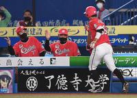 　２回、先制の左越え２ランを放った加藤（右）とタッチを交わす井口監督（中央）＝撮影・開出牧