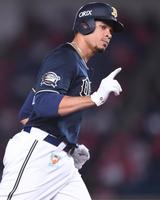 ５回、逆転３ランを放ちポーズを決めるモヤ（撮影・開出牧）