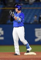 　３回、球団新人安打新記録の１１８安打目を放ち２塁ベース上で喜ぶ牧（撮影・三好信也）