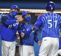 　３回、２打席連続本塁打の宮崎を出迎える三浦監督（中央）＝撮影・三好信也