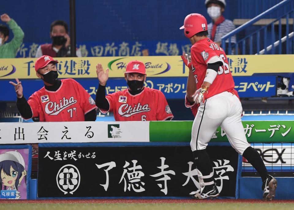 　２回、先制の左越え２ランを放った加藤（右）とタッチを交わす井口監督（中央）＝撮影・開出牧