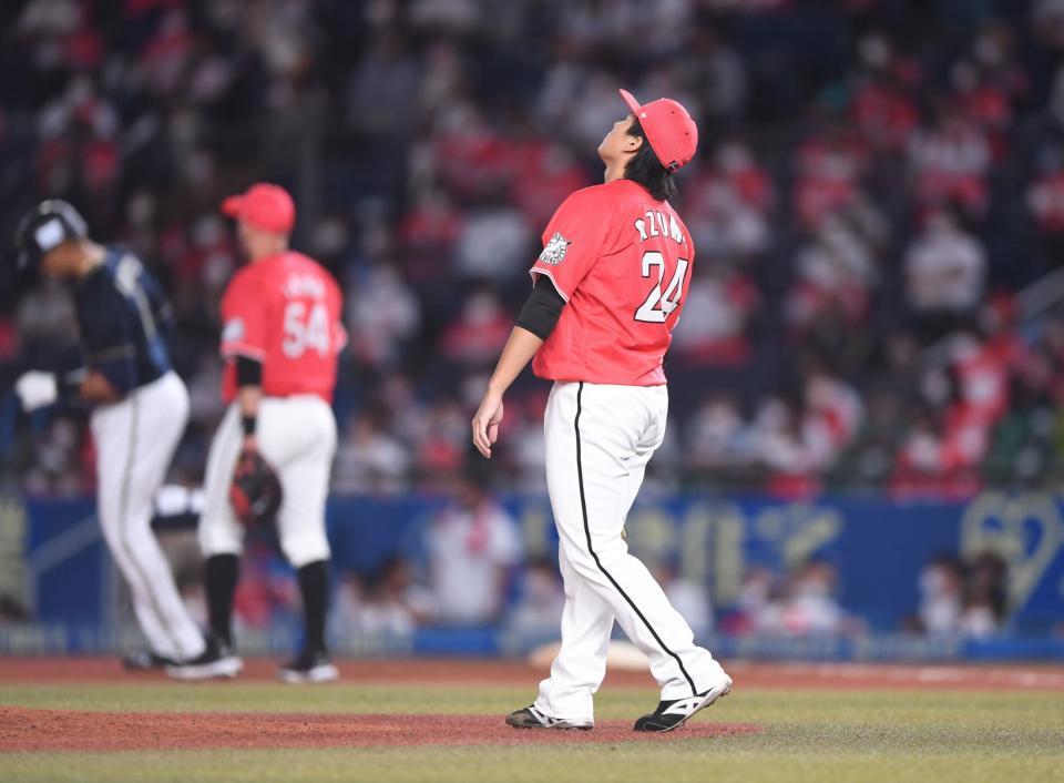 　５回、モヤ（後方左）に逆転の中越え３ランを打たれ、ぼう然とする２番手・東妻（撮影・開出牧）