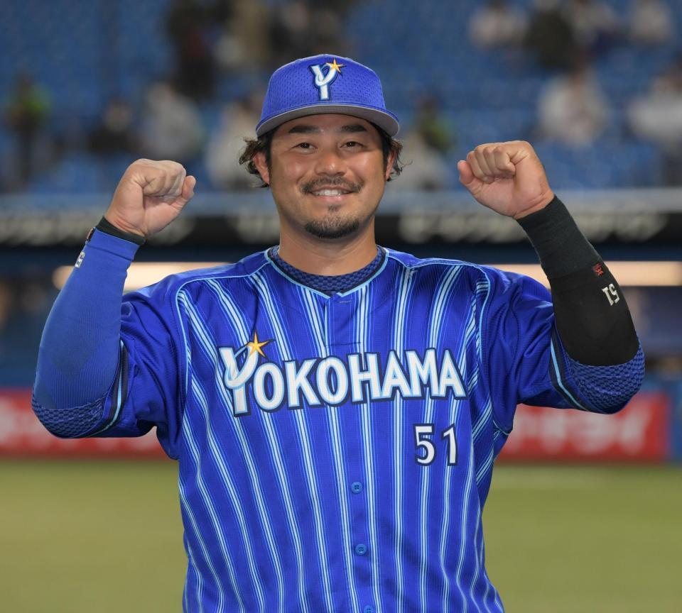 　２本塁打の活躍をみせ笑顔でガッツポーズの宮崎（撮影・三好信也）