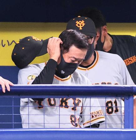 　７回表を終え厳しい表情の原監督